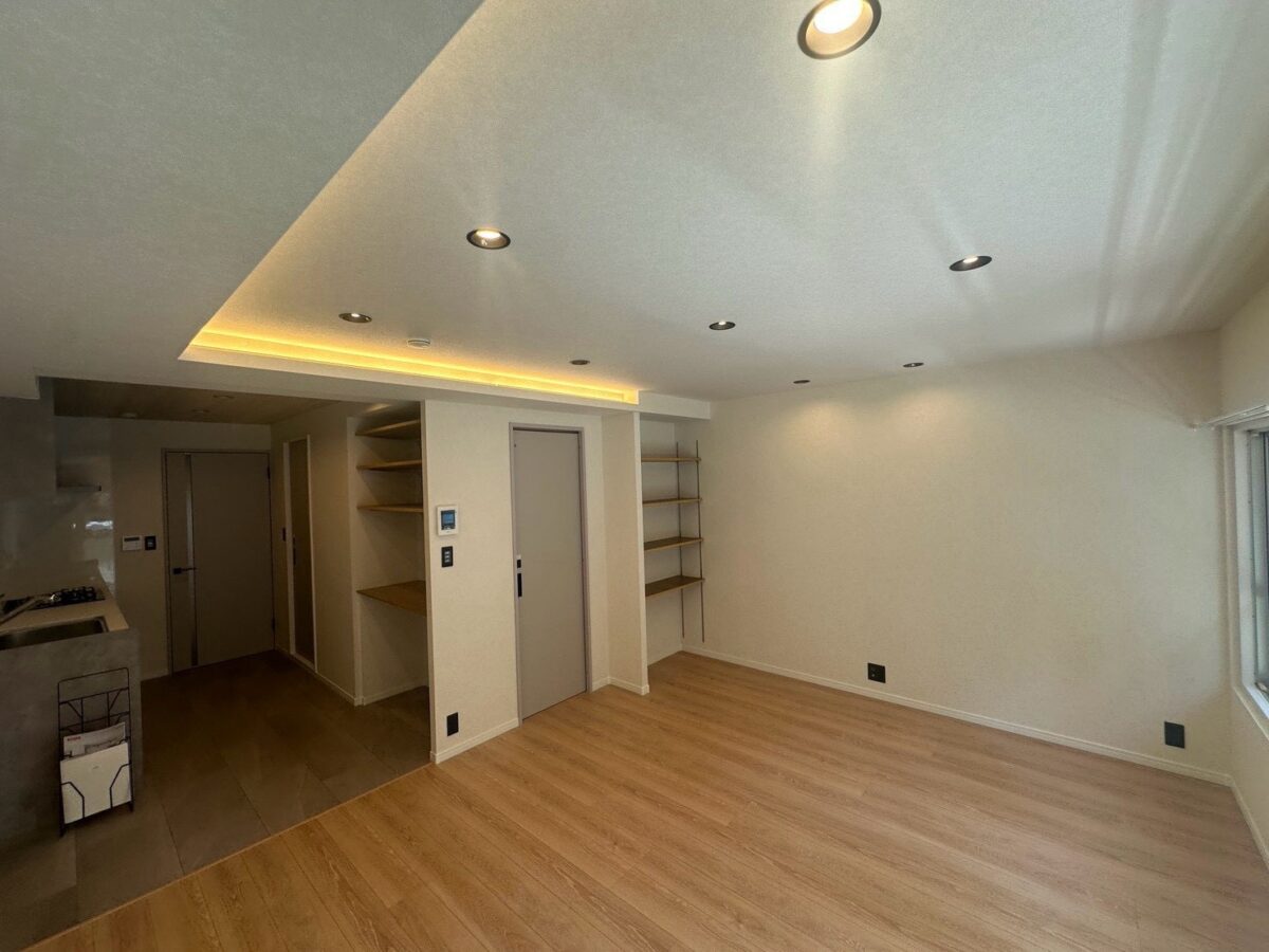 ホテルライクな間接照明と木目調デザインのマンションリノベーション