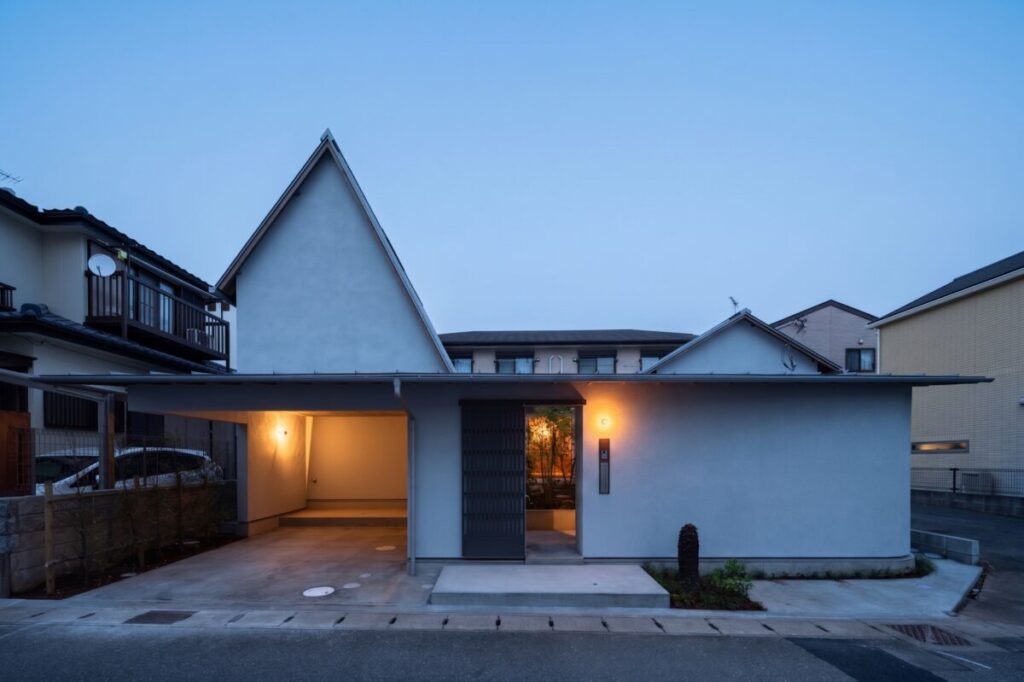 特徴的な三角屋根の外観と中庭と繋がる木の温もりが心地よい注文住宅