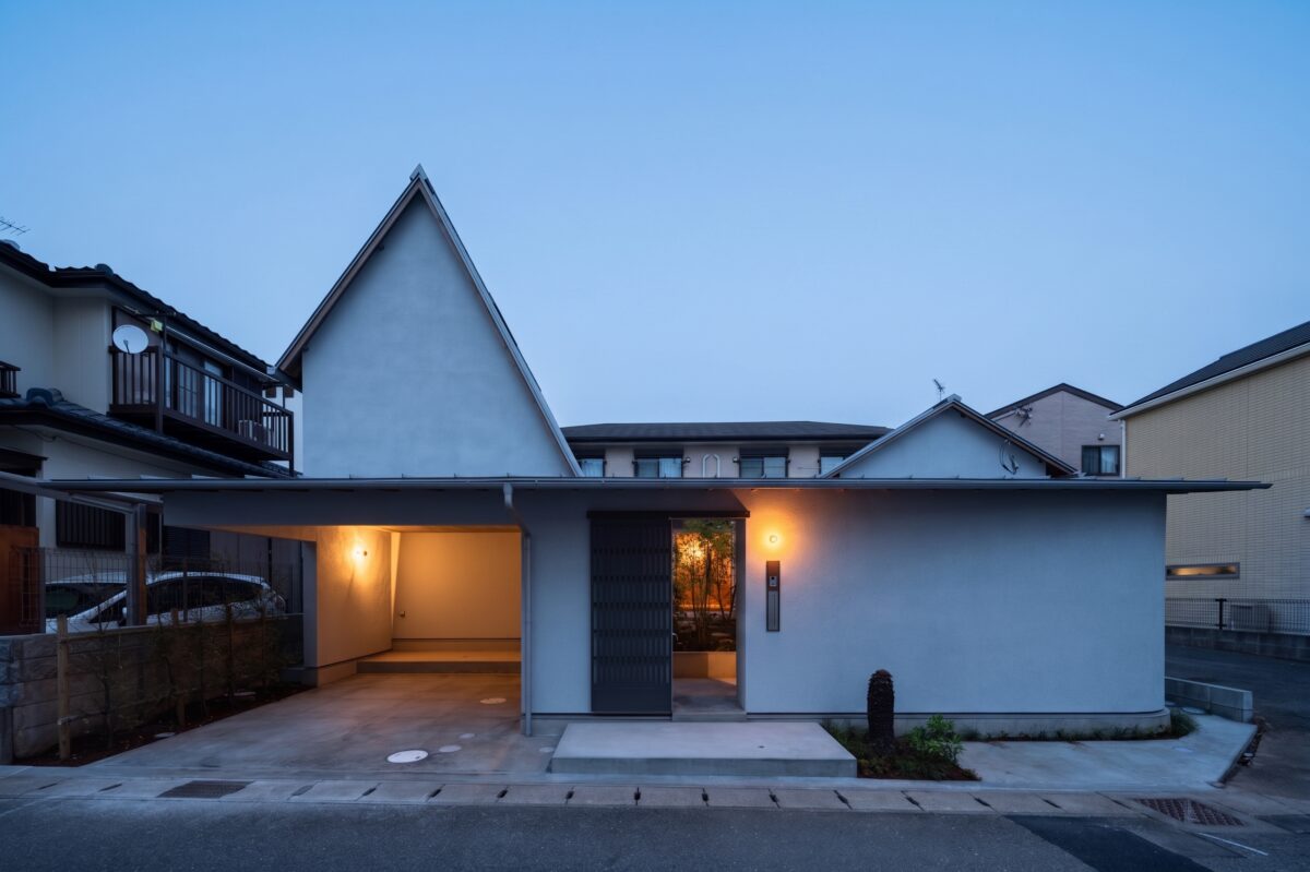 特徴的な三角屋根の外観と中庭と繋がる木の温もりが心地よい注文住宅