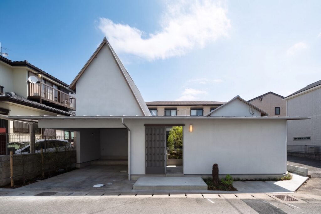 特徴的な三角屋根の外観