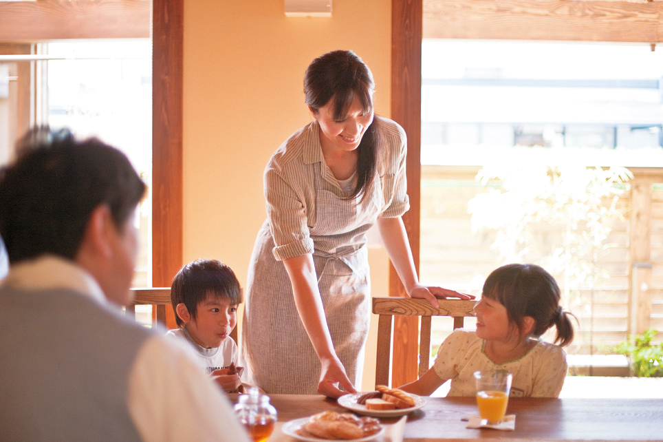 自然素材のキッチンで食事