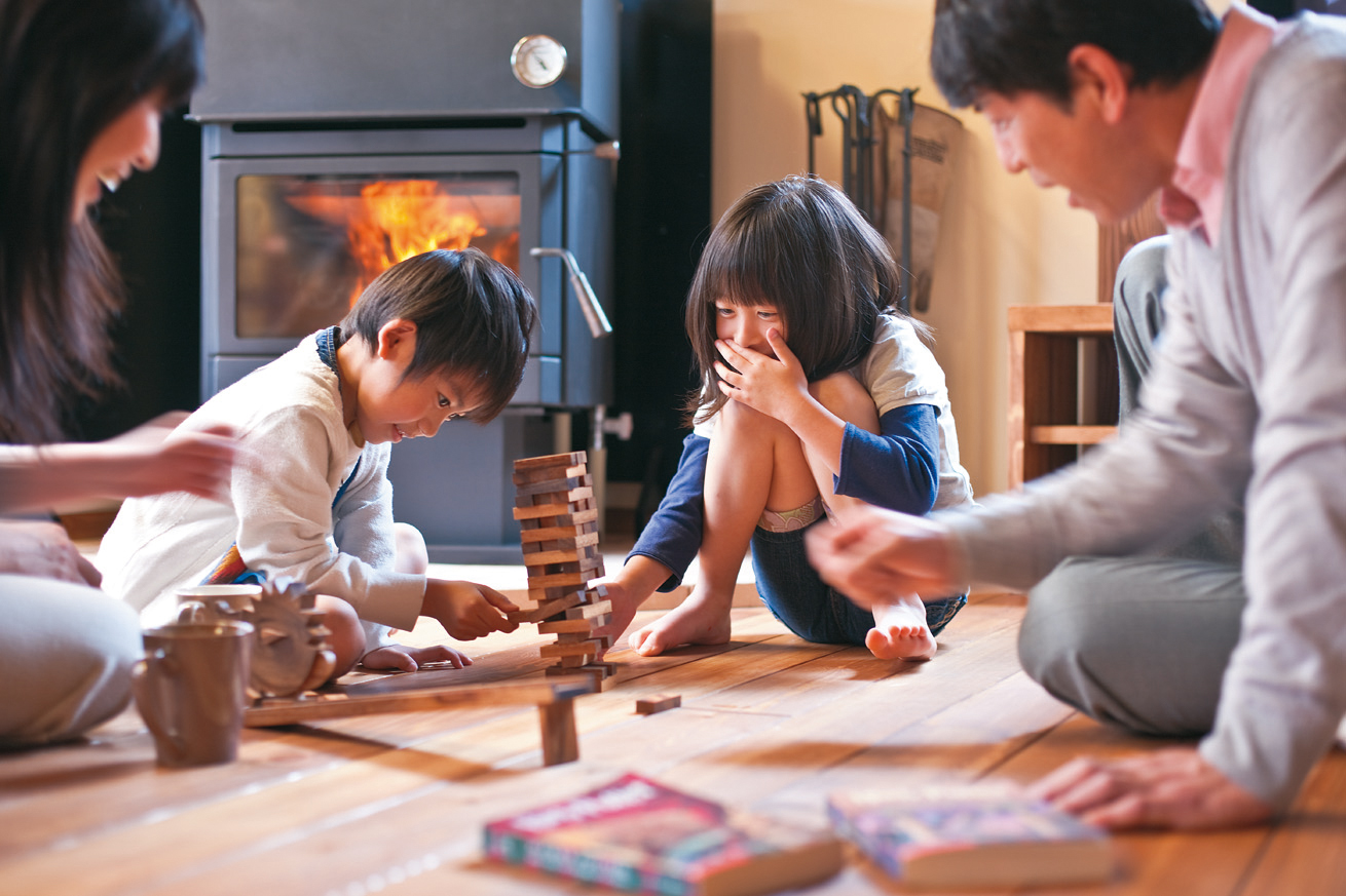 無垢のリビングで遊ぶ家族